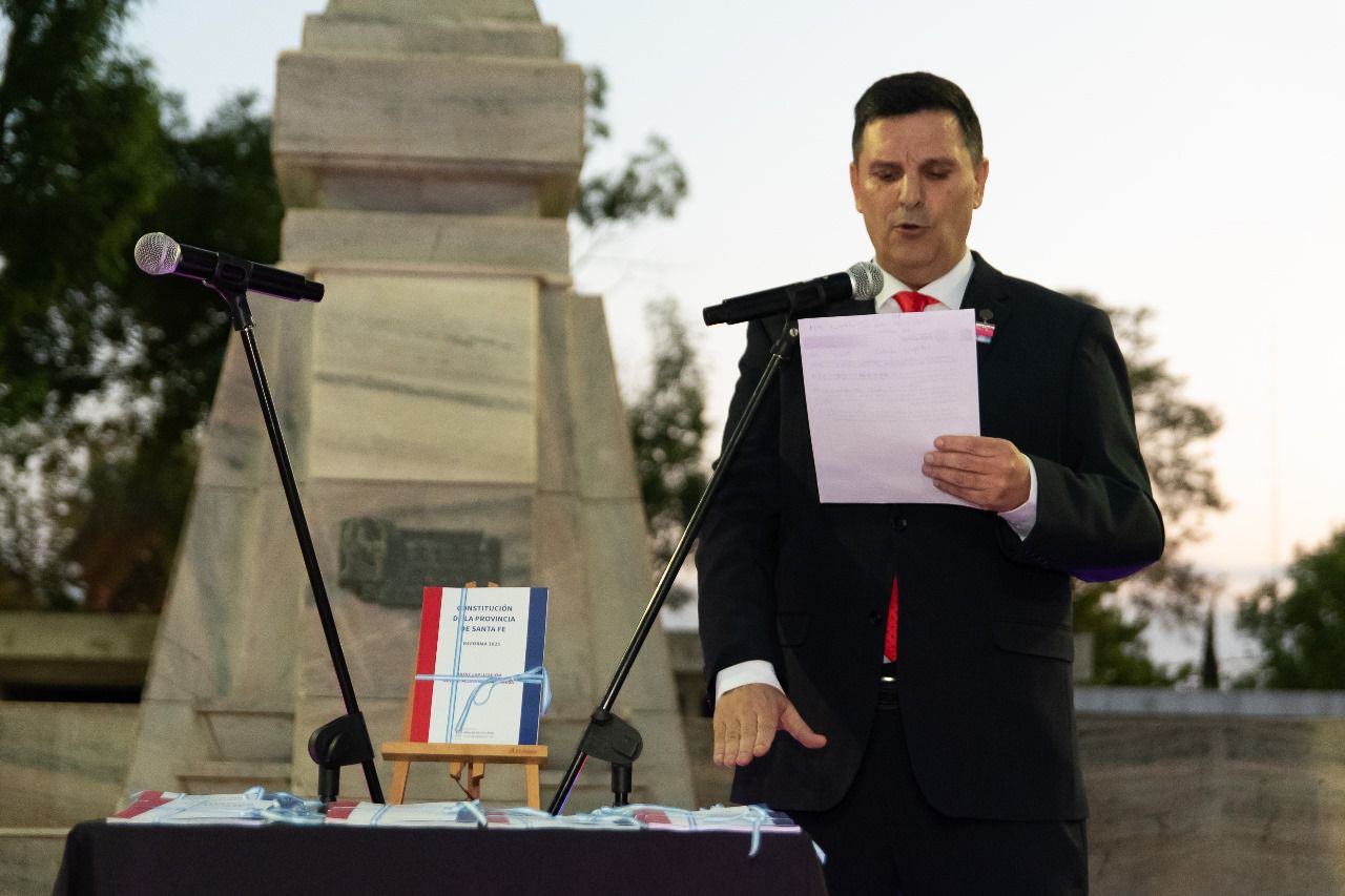 Escalante tomó juramento de la nueva Constitución provincial a concejales y funcionario de Roldán